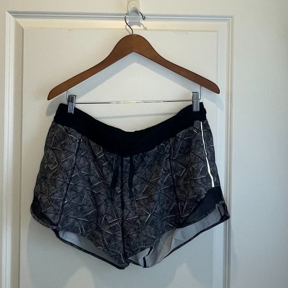 PATTERNED BLACK AND WHITE SHORTS SIZE 12 LADIES LULULEMON - Picture 2 of 2